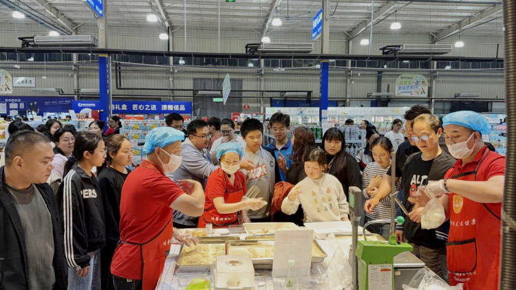 純手工大鍋貼和包子現(xiàn)場過稱銷售忙